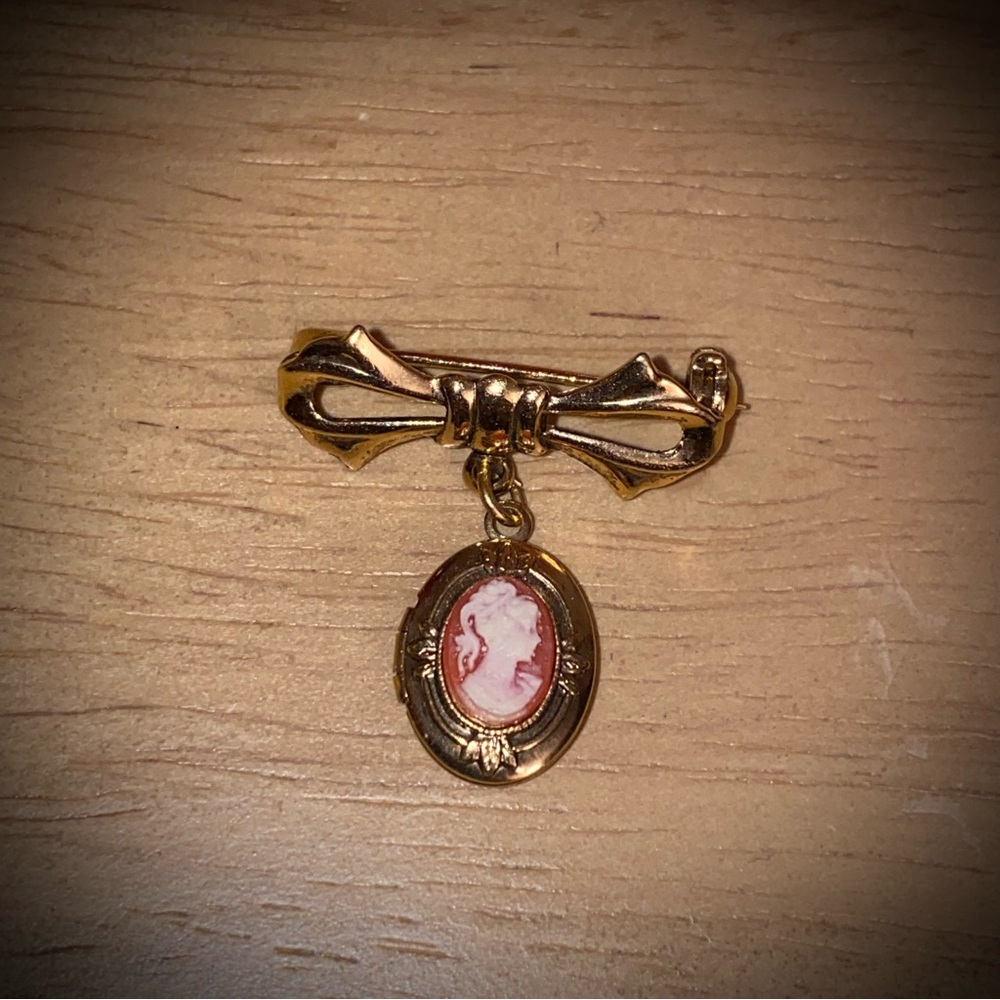 Vintage Victoria Style Cameo Bow Gold Tone Brooch